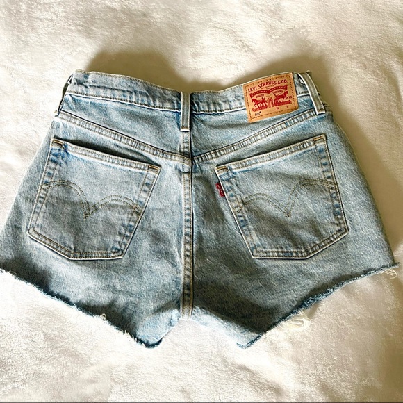 ❗️Levi’s 501 light wash jean shorts - Picture 2 of 4